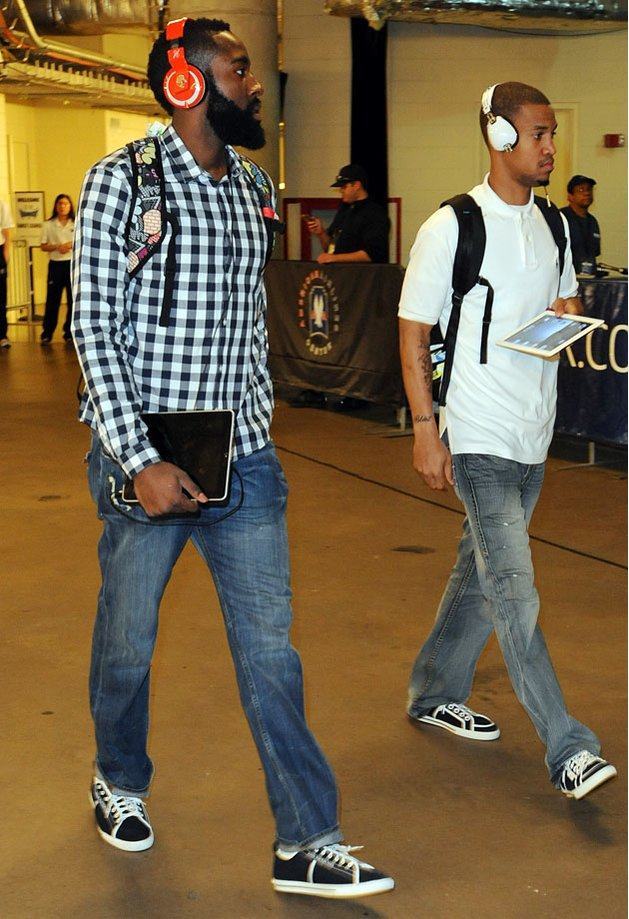 凯尔特人以138-129击败魔术，凭借高命中率和高效进攻取得关键胜利。（凯尔特人手感火热，138-129力克魔术拿下关键一战）